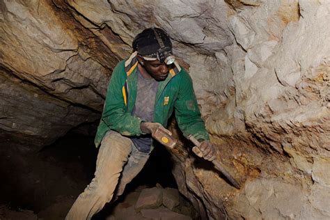  ¡Gold Mine Una Exploración del alma humana en la crudeza del paisaje sudafricano!