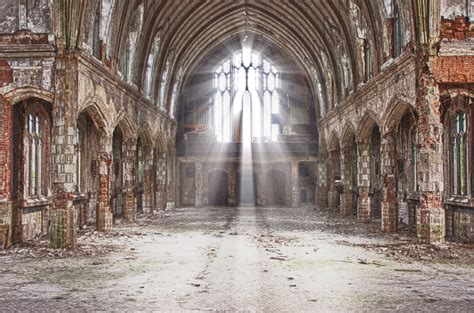  Dreaming in Decay: A Parisian Perspective on Ruins and Time