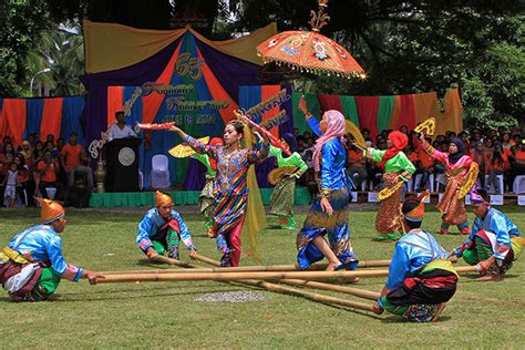 El Gran Baile de las Luces: Una Sinfonía de Tradición y Cambio en Filipinas